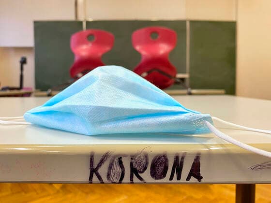 Empty classroom, seated, face mask and lettering KORONA on table, single tables without distance rule, Corona crisis, Germany Empty classroom Corona crisis