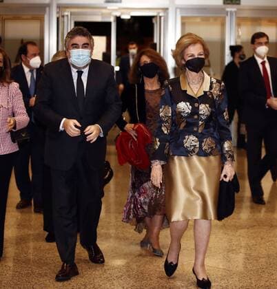 Spain s emeritus Queen Sofia (R) and Spain s Minister of Culture and Sports, Jose Manuel Rodriguez Uribes (L), upon arrival to the Extraordinary Concert for the benefit of the annual scholarships for the extension of studies abroad of Juventudes Musicales at National Auditorium of Music in Madrid, Spain, 03 November 2020. Spain s emeritus Queen Sofia attends a concert at National Auditorium of Music !ACHTUNG: NUR REDAKTIONELLE NUTZUNG!  Copyright: xJavierxLópezx GRAF3581 20201103-637400313542085102