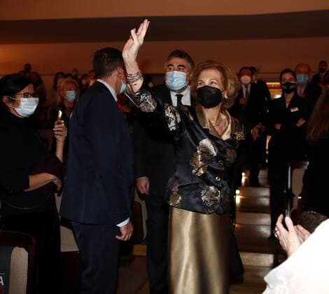 Spain s emeritus Queen Sofia (C) greets the audience upon arrival to the Extraordinary Concert for the benefit of the annual scholarships for the extension of studies abroad of Juventudes Musicales at National Auditorium of Music in Madrid, Spain, 03 November 2020. Spain s emeritus Queen Sofia attends a concert at National Auditorium of Music !ACHTUNG: NUR REDAKTIONELLE NUTZUNG!  Copyright: xJavierxLópezx GRAF3575 20201103-637400314159088567