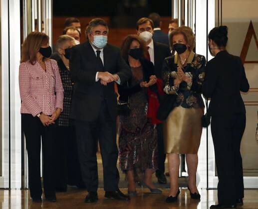 Spain s emeritus Queen Sofia (R) and Spain s Minister of Culture and Sports, Jose Manuel Rodriguez Uribes (L), upon arrival to the Extraordinary Concert for the benefit of the annual scholarships for the extension of studies abroad of Juventudes Musicales at National Auditorium of Music in Madrid, Spain, 03 November 2020. Spain s emeritus Queen Sofia attends a concert at National Auditorium of Music !ACHTUNG: NUR REDAKTIONELLE NUTZUNG!  Copyright: xJavierxLópezx GRAF3582 20201103-637400314174401171