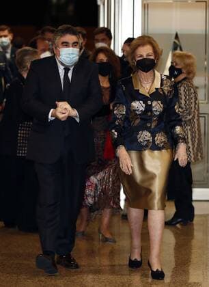 Spain s emeritus Queen Sofia (R) and Spain s Minister of Culture and Sports, Jose Manuel Rodriguez Uribes (L), upon arrival to the Extraordinary Concert for the benefit of the annual scholarships for the extension of studies abroad of Juventudes Musicales at National Auditorium of Music in Madrid, Spain, 03 November 2020. Spain s emeritus Queen Sofia attends a concert at National Auditorium of Music !ACHTUNG: NUR REDAKTIONELLE NUTZUNG!  Copyright: xJavierxLópezx GRAF3579 20201103-637400314202370084