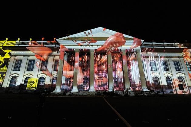 Bilder des Jahres 2020, Entertainment 11 November 03.11.2020 xkhx, Kassel, Fridericianum Zur Wahl in den USA projiziert die Künstlerin Trisha Baga eine Nacht lang Videos auf die Fassade des Kasseler Fridericianums. Donald Trump, Corona - und Hoffnung. Hope heißt die Installation die in einer Endlosschleife von heute von 19 Uhr bis Mittwoch läuft *** 03 11 2020 xkhx, Kassel, Fridericianum For the election in the USA the artist Trisha Baga projects videos onto the facade of the Fridericianum Donald Trump, Corona and Hope Hope is the name of the installation that runs in an endless loop from 7 pm today to Wednesday