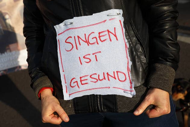 Alarmstufe Rot - Tausende Künstler und Veranstalter demonstrieren gegen die Coronamaßnahmen der Bundesregierung - nationale Gesundheitsnotlage - Bekämpfung der Pandemie - Corona-Infektionswelle - Existenznot durch Corona - Überleben der Veranstaltungsbranche - Nothilfen - Einschränkungen des öffentlichen Lebens - Bekämpfung von Seuchengefahr - Steigende Arbeitslosenzahlen durch Corona-Virus - Berlin, Deutschland, DEU, GER, 28.10.2020 - Berlin-Mitte: Tausende Mitarbeiter, Künstler, Vertreter der Kultur- und Veranstaltungsbranche protestieren für finanzielle Unterstützung und umfassendere staatliche Hilfen in der Corona-Krise. Die durch die Corona-Pandemie ausgelöste Krise lässt das gesamte Veranstaltungswesen in eine große finan