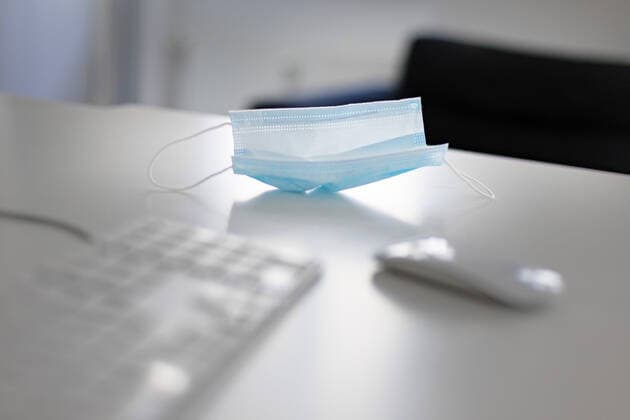 Symbolic photo on the subject of masks at the workplace A mask is lying on a desk next to the keyboard and mouse Berlin, 04 11 2020 Berlin Germany Copyright: xThomasxTrutschel photothek.dex