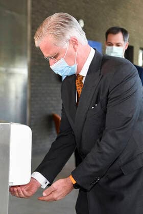 King Philippe - Filip of Belgium disinfects his hands at a royal visit to the Onze-Lieve-Vrouw Ziekenhuis hospital in Aalst, Wednesday 04 November 2020.  POOLxFREDERICxSIERAKOWSKI 2576710