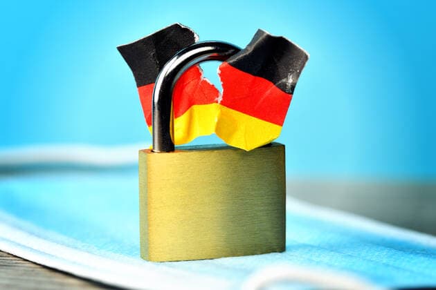 Closed padlock with torn German flag, division of the company by the lockdown ** NUR FUER REDAKTIONELLE ZWECKE ** EDITORIAL USE ONLY **