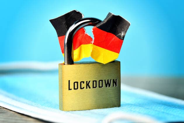 PHOTO MOUNTING, closed padlock with torn German flag and inscription Lockdown, division of the company by the Lockdown ** NUR FUER REDAKTIONELLE ZWECKE ** EDITORIAL USE ONLY **