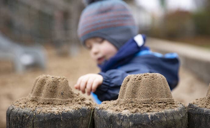 IMAGO Creative: Gesellschaft, Armut Thema: Kind sitzt alleine auf einem Spielplatz. *** Theme Child sitting alone on a playground Copyright: xx