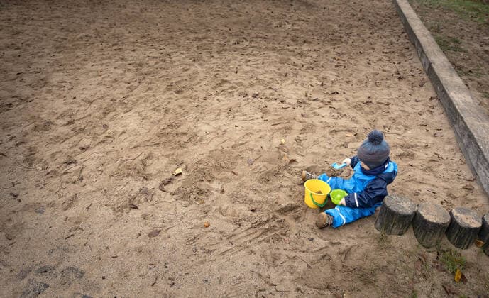 Thema: Kind sitzt alleine auf einem Spielplatz. Bonn Deutschland *** Theme Child sitting alone on a playground Bonn Germany Copyright: xUtexGrabowsky photothek.netx