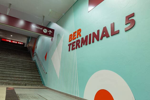 Wegeleitsystem am Bahnhof Schönefeld umgestaltet, Mit der Umbenennung des ehemaligen Flughafen Berlin Schönefeld (SXF) in Terminal 5 des BER, wurde auch die Unterführung des Bahnhofs neu gestrichen und die Handläufe folgen nun einem neuen Farbsystem und sollen so die Orientierung der Fahrgäste und Passagiere verbessern. Schönefeld Brandenburg Deutschland *** The former Berlin Schönefeld SXF airport has been renamed Terminal 5 of BER, and the underpass of the station has been repainted. The handrails now follow a new colour system to improve passenger orientation Schönefeld Brandenburg Deutschland