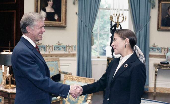 IMAGO ICONS: Ruth Bader Ginsburg Berühmte Feministinnen, Ruth Bader Ginsburg U.S. President Jimmy Carter with Ruth Bader Ginsburg at White House Reception for Women Federal Judges, Washington, D.C., USA, Jimmy Carter s Presidential Photographs, White House Staff Photographers Collection, October 3, 1980  Copyright: xCircaxImagesx ghi-circa08959