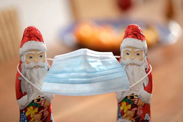 Two Santa Clauses with one nose and mouth protective mask, DEU, Berlin, 07 11 2020