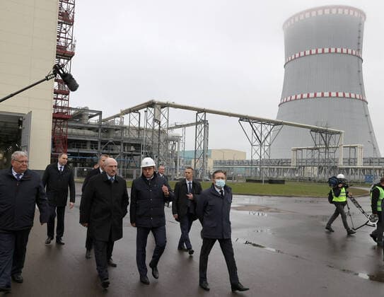 News Bilder des Tages GRODNO REGION, BELARUS â€“ NOVEMBER 7, 2020: Belarusian President Alexander Lukashenko (2nd L front), Energy Minister Viktor Karankevich (3rd L front), and Rosatom CEO Alexei Likhachev (R front) attend a ceremony marking the launch of Power Unit 1 of the Belarusian Nuclear Power Plant in Ostrovets District, Grodno Region, north-west Belarus. During the ceremony, Power Unit 1, which has a capacity of 400 MWt and will provide energy to all the regions of Belarus, was connected to the country s power grid network. The nuclear plant is located near the Belarusian-Lithuanian border. BELTA TASS  TS0ED614