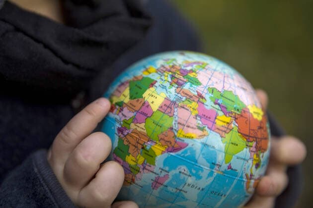 Kind haelt eine Erdkugel in der Band, die ein Ball ist, Bonn, 07.11.2020. Bonn Deutschland *** Child holds a globe in the band which is a ball, Bonn, 07 11 2020 Bonn Germany Copyright: xUtexGrabowsky photothek.netx