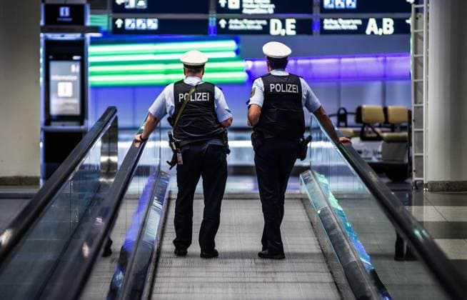 November 7, 2020, Munich, Bavaria, Germany: Two German federal police officers (Bundespolizei) patrol through the Munich International Airport. Munich Germany - ZUMAb160 20201107_zbp_b160_017 Copyright: xSachellexBabbarx