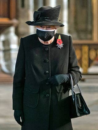 . 07 11 2020. London, United Kingdom. Queen Elizabeth II wears a face mask at a ceremony to mark the centenary of the burial of the Unknown Warrior at Westminster Abbey in London.  xPoolx xi-Imagesx IIM-21777-0009