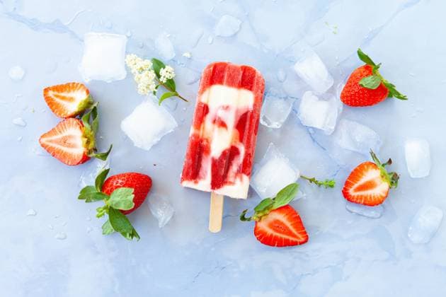 Hausgemachtes Eis am Stiel mit frischen Erdbeere *** Homemade ice cream on a stick with fresh strawberry 1079706214