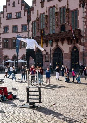 strassenkünstler auf dem Römer in Frankfurt am Main *** street artists on the Römer in Frankfurt am Main 1020916976