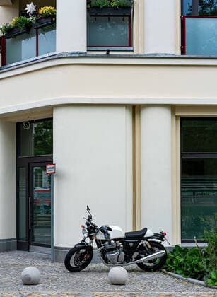 ein Motorrad parkt vor der Haustür *** a motorcycle parked in front of the front door 1020916911