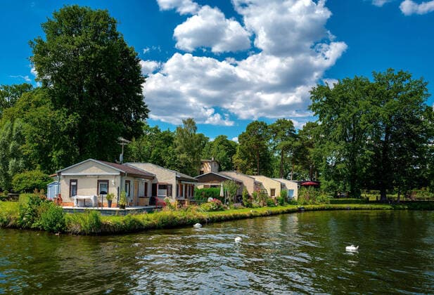 Haus mit Garten am Fluss Dahme in Berlin *** House with garden at the river Dahme in Berlin 1020916793
