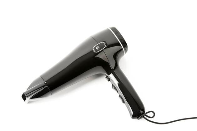 schwarzer Haartrockner auf weißem Untergrund *** black hair dryer on white background 1019303822