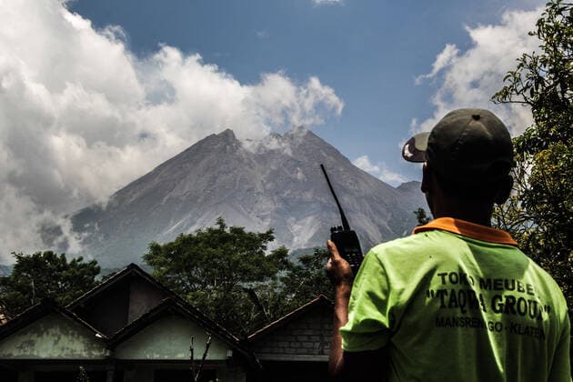 Bilder des Jahres 2020, News 11 November News Themen der Woche KW45 November 8, 2020, Klaten, CENTRAL JAVA, INDONESIA: A man living in a 4 kilometer radius holds a handie talkie to monitor Mount Merapi in Balerante, Klaten, Central Java, Indonesia Sunday, 8 November 2020. Indonesian authorities raise the danger level for the volatile Mount Merapi volcano on the densely populated island of Java on the day Thursday, 5 November 2020. Tourism and mining activities have also been halted including people living on the slopes of the volcano having been evacuated following increased volcanic activity. Klaten INDONESIA - ZUMAr184 20201108_zap_r184_002 Copyright: xSlametxRiyadix