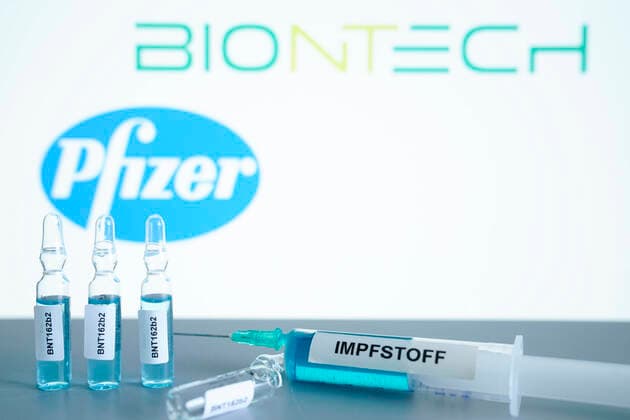 Symbol photo Corona vaccine Biontech and Pfizer BNT162bt News, 09 11 2020, Symbol photo, logo of the pharmaceutical and vaccine manufacturer Pfizer and BiONTECH with a syringe The companies have achieved a breakthrough with the corona vaccine under the name BNT162b2 Germany