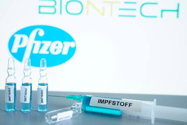 Symbol photo Corona vaccine Biontech and Pfizer BNT162bt News, 09 11 2020, Symbol photo, logo of the pharmaceutical and vaccine manufacturer Pfizer and BiONTECH with a syringe The companies have achieved a breakthrough with the corona vaccine under the name BNT162b2 Germany
