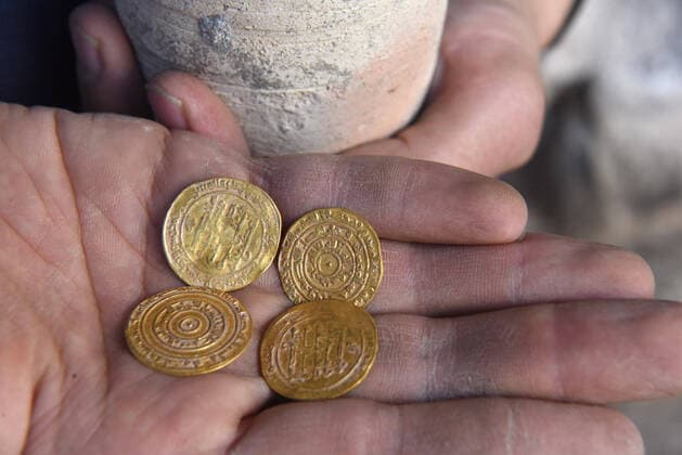 IMAGO Nature: Unsere Erde, Ressourcen, Gold Israeli Antiquities Authority Archeologist David Gellman holds four pure gold coins found in a pottery juglet during excavations in the Jewish Quarter near the Western Wall, on Monday, November 9, 2020.  JER2020110909 DEBBIExHILL