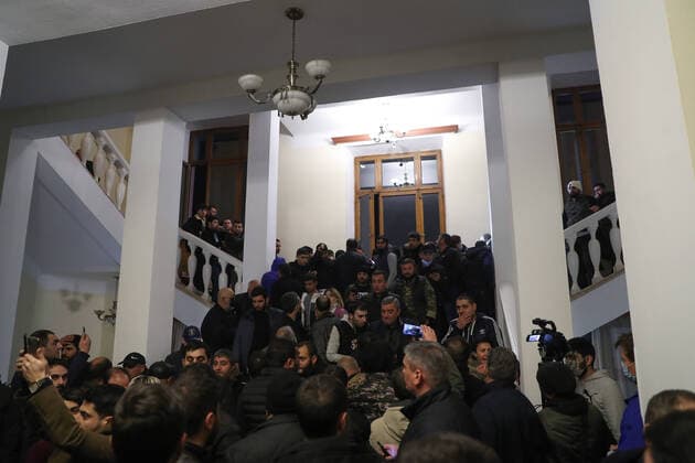 Bilder des Jahres 2020, News 11 November News Themen der Woche KW46 News Bilder des Tages YEREVAN, ARMENIA - NOVEMBER 10, 2020: Demonstrators protesting against the end of war in Nagorno Karabakh break into the building housing the residence of the Armenian prime minister and government offices at Republic Square in central Yerevan. On 10 November 2020, Armenia s prime minister Pashinyan, Russia s president Putin and Azerbaijan s president Aliyev signed an agreement to end the war in Nagorno Karabakh. Stanislav Krasilnikov TASS  TS0EDA49