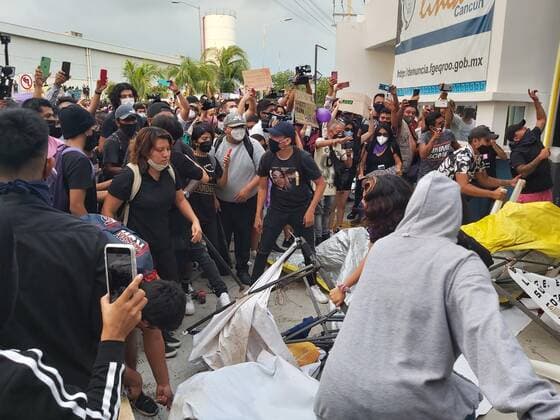 CANCUN, MEXICO - NOVEMBER 9: Women take part during the riots at Central Prosecutor s Office of Quintana Roo in protest against of Femicide of Alexis and demand from the authorities the lack of results to prevent Femicide in Mexico on November 9, 2020 in Cancun, Mexico. Credit: Rodolfo Flores Eyepix Group The Photo Access MEX - 2020 - Protest Against Alexis Gender-Violence in Cancun  Copyright: xRodolfoxFloresx