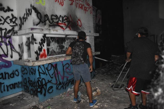 CANCUN, MEXICO - NOVEMBER 9: A man takes part during the riots at Central Prosecutor s Office of Quintana Roo in protest against of Femicide of Alexis and demand from the authorities the lack of results to prevent Femicide in Mexico on November 9, 2020 in Cancun, Mexico. Credit: Rodolfo Flores Eyepix Group The Photo Access MEX - 2020 - Protest Against Alexis Gender-Violence in Cancun  Copyright: xRodolfoxFloresx