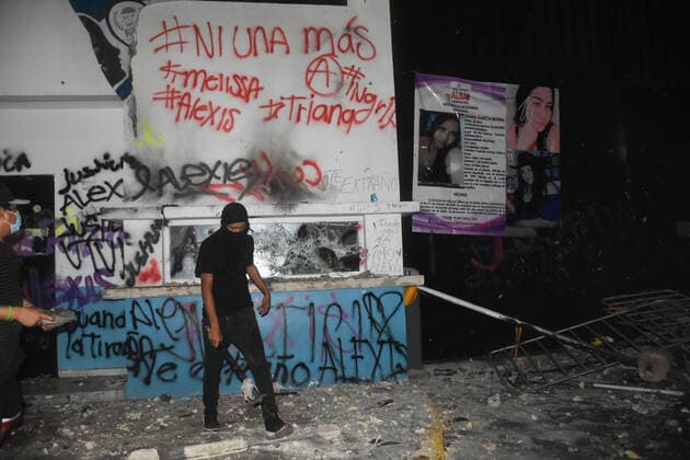 CANCUN, MEXICO - NOVEMBER 9: A man takes part during the riots at Central Prosecutor s Office of Quintana Roo in protest against of Femicide of Alexis and demand from the authorities the lack of results to prevent Femicide in Mexico on November 9, 2020 in Cancun, Mexico. Credit: Rodolfo Flores Eyepix Group The Photo Access MEX - 2020 - Protest Against Alexis Gender-Violence in Cancun  Copyright: xRodolfoxFloresx