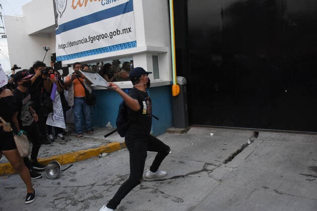 CANCUN, MEXICO - NOVEMBER 9: A man takes part during the riots at Central Prosecutor s Office of Quintana Roo in protest against of Femicide of Alexis and demand from the authorities the lack of results to prevent Femicide in Mexico on November 9, 2020 in Cancun, Mexico. Credit: Rodolfo Flores Eyepix Group The Photo Access MEX - 2020 - Protest Against Alexis Gender-Violence in Cancun  Copyright: xRodolfoxFloresx