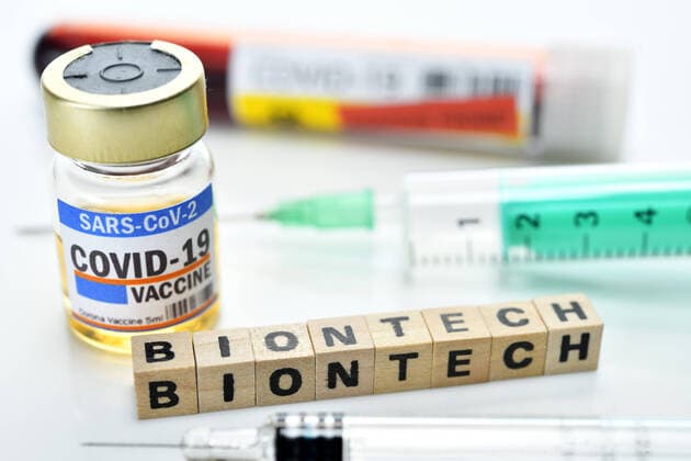 Corona vaccine and Biontech logo, symbol photo ** NUR FUER REDAKTIONELLE ZWECKE ** EDITORIAL USE ONLY **