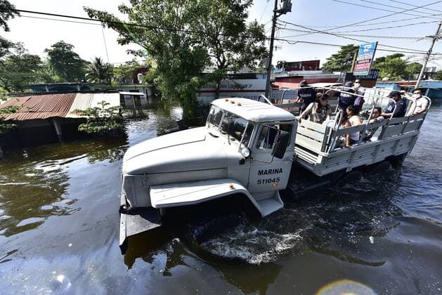Soldiers rescue a family amid the floods in Villahermosa, in the state of Tabasco, Mexico, 10 November 2020. The Mexican Secretary of Foreign Affairs, Marcelo Ebrard, thanked this Tuesday for the solidarity of Spain, which contributed $300,000 dollars to support the victims in the southeast of the country due to the emergency caused by cyclone Eta, which has left 27 dead and more than 180,000 affected. Mexico appreciates the solidarity of Spain for its help in the face of floods !ACHTUNG: NUR REDAKTIONELLE NUTZUNG!  Copyright: xJaimexÁvalosx MEX418 20201110-637406418234500090