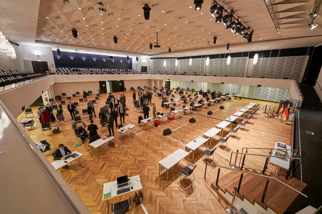 Höchstes Gericht verhandelt über kommunale Finanzen in der Rhein-Mosel-Halle 11.11.2020, Rheinland-Pfalz, Koblenz: Die Stadt Pirmasens und der Kreis Kaiserslautern wollen vor dem hoechsten rheinland-pfaelzischen Gericht mehr Geld vom Land erstreiten. Wegen einer hoeheren Zahl von Prozessbeteiligten in Zeiten des hochansteckenden Coronavirus verhandelt der Verfassungsgerichtshof (VGH) Rheinland-Pfalz in Koblenz erstmals in seiner Geschichte in der groesseren Rhein-Mosel-Halle. *** Highest court to hear about municipal finances in the Rhine-Moselle Halle 11 11 2020, Rhineland-Palatinate, Koblenz The city of Pirmasens and the district of Kaiserslautern want to win more money from the state before the highest court in Rhineland-Palatinate Th