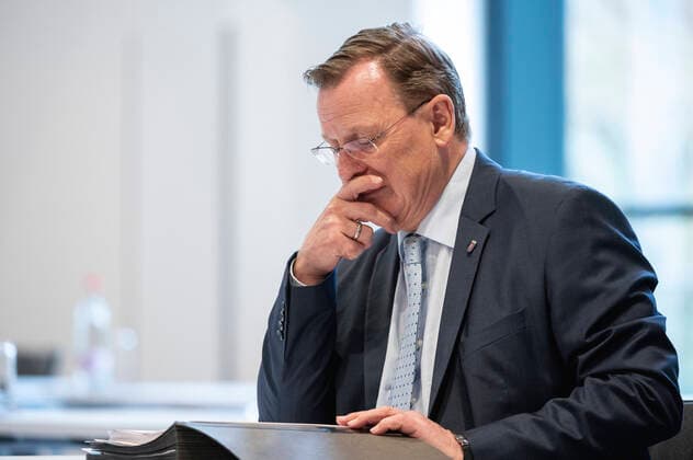28 PLENARY SESSION OF THÜRINGER LANDTAG 11 11 2020 Erfurt Minister President Bodo Ramelow DIE LINKE at the 28th plenary session of the Thuringian Landtag in the 7th legislative period on 11 November 2020