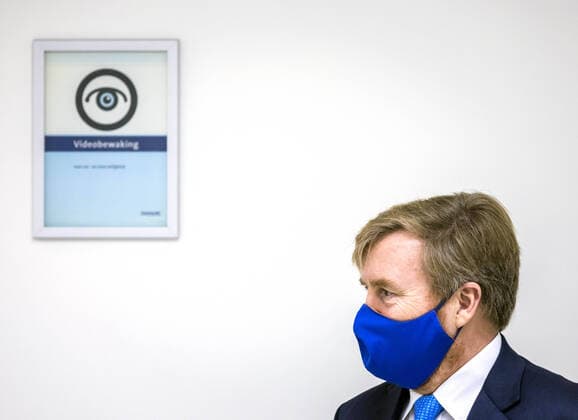 11-11-2020 Rotterdam King Willem-Alexander informed about the current situation in Dutch hospitals and the importance of patient distribution during the corona pandemic while visiting the Erasmus Medical Center in Rotterdam. During the first corona wave, Erasmus MC served as the location for the National Coordination Center for Patient Distribution (LCPS).  Copyright: xPPEx
