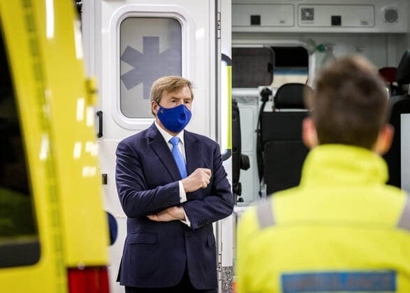 11-11-2020 Rotterdam King Willem-Alexander informed about the current situation in Dutch hospitals and the importance of patient distribution during the corona pandemic while visiting the Erasmus Medical Center in Rotterdam. During the first corona wave, Erasmus MC served as the location for the National Coordination Center for Patient Distribution (LCPS).  Copyright: xPPEx