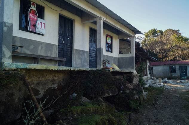 View of houses affected due to the passage of tropical cyclone Eta in the community of Tenejapa, in the state of Chiapas, Mexico, 11 November 2020. With some of their belongings in tow, thousands of families from the southeastern states of Chiapas and Tabasco have abandoned their homes these days after the tragic rains that have hit the region, leaving heavy flooding and causing at least 27 deaths. Tropical Cyclone Eta and Cold Front 11 left huge amounts of rain in recent days in southeastern Mexico and Central America, forcing many to flee their homes for safety. The distress of thousands leaving their homes flooded in southeastern Mexico !ACHTUNG: NUR REDAKTIONELLE NUTZUNG!  Copyright: xCarlosxLopezx MEX446 20201111-637407196640904768