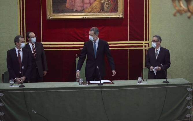 Spain s King Felipe (C), next to Spanish Minister of Science and Innovation Pedro Duque (L), chairs the handing ceremony of the Medal of Echegaray held at the headquarters of the Spanish Royal Academy of Sciences, in Madrid, central Spain, 11 November 2020. Handing ceremony of the Medal of Echegaray !ACHTUNG: NUR REDAKTIONELLE NUTZUNG!  Copyright: xJuanJoxMartinx GRAF8056 20201111-637407209695806959