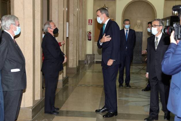 Spain s King Felipe (C) greets Spanish biochemist Mariano Barbacid (2-L) prior to the handing ceremony of the Medal of Echegaray held at the headquarters of the Spanish Royal Academy of Sciences, in Madrid, central Spain, 11 November 2020. Handing ceremony of the Medal of Echegaray !ACHTUNG: NUR REDAKTIONELLE NUTZUNG!  Copyright: xJuanJoxMartinx GRAF8058 20201111-637407213652025384