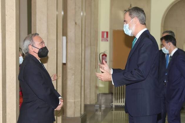 *ATT EDITORS: ADDS RESTRICTIONS** Spain s King Felipe (R) greets Spanish biochemist Mariano Barbacid (L) prior to the handing ceremony of the Medal of Echegaray held at the headquarters of the Spanish Royal Academy of Sciences, in Madrid, central Spain, 11 November 2020. Handing ceremony of the Medal of Echegaray !ACHTUNG: NUR REDAKTIONELLE NUTZUNG!  Copyright: xJuanJoxMartinx GRAF8060 20201111-637407214947394152