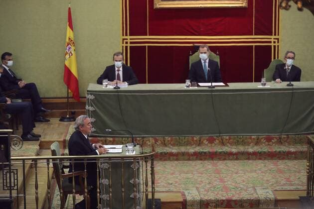 Spain s King Felipe (C), next to Spanish Minister of Science and Innovation Pedro Duque (L), and the president of the Spanish Royal Academy of Sciences Jesus Maria Sanz Serna (R), chairs the handing ceremony of the Medal of Echegaray held at the headquarters of the Spanish Royal Academy of Sciences, in Madrid, central Spain, 11 November 2020. Handing ceremony of the Medal of Echegaray !ACHTUNG: NUR REDAKTIONELLE NUTZUNG!  Copyright: xJuanJoxMartinx GRAF8063 20201111-637407216178171478