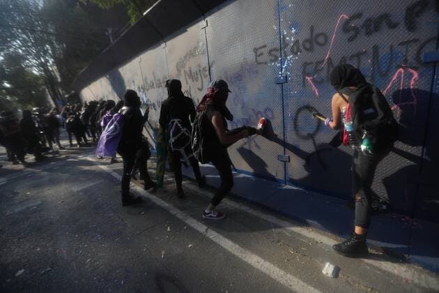 Groups of women took to the streets to protest against the police repression that occurred in Cancun last Monday during a feminist march, in Mexico City, Mexico, 11 November 2020. The demonstration, in front of the Cancun Municipal Palace, was initially called by the family of a 20-year-old Alexis - officially named Bianca Alejandrina Lorenzana Alvarado - whose body was found on Monday morning and about whom there was a disappearance alert. since last November 7. EFE Sashenka Gutierrez Feminists from Mexico City return to the streets to protest against police repression !ACHTUNG: NUR REDAKTIONELLE NUTZUNG!  Copyright: xSashenkaxGutierrezx MEX487 20201112-637407419229666471
