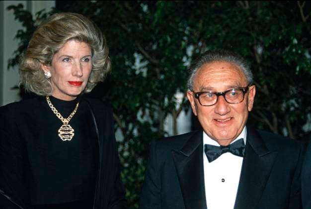 November 16, 1988, Washington, District of Columbia, USA: Former United States Secretary of State Henry A. Kissinger and his wife, Nancy, arrive at the White House for the Official Dinner honoring Prime Minister Margaret Thatcher of Great Britain in Washington, DC on November 16, 1988 Washington USA - ZUMAs152 19881116_zaa_s152_003 Copyright: xRonxSachsx