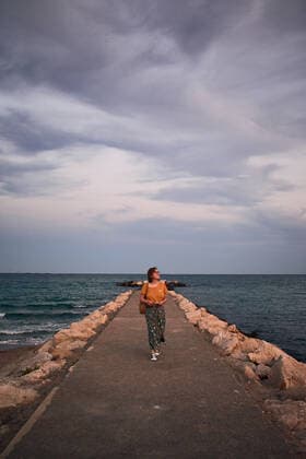 IMAGO Creative: Sommer, Abendspaziergang Middle-aged woman walks on a catwalk on the coast Villajoyosa, Valencian Community, Spain CR_CRBL201023-524985-01 ,model released, Symbolfoto