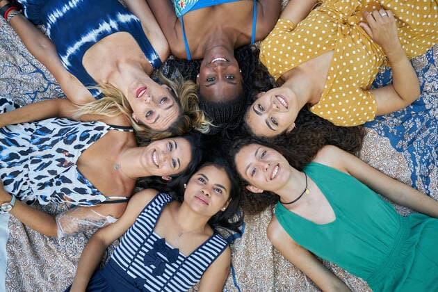 Group of smiling female friends lying on a towel in a park Elcarte, Navarra, Spain CR_SEBO201027B-529259-01 ,model released, Symbolfoto