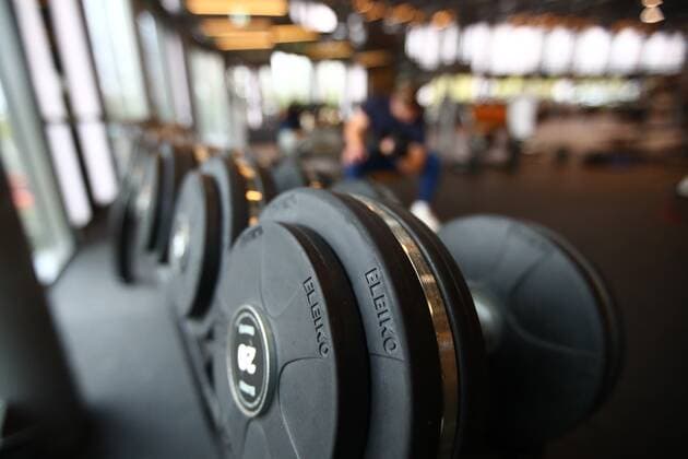 Diez fitness studios in the Corona time A man doing dumbbell training in a fitness studio Fitness studios in the Corona time Copyright: xEibner-Pressefotox EP_RWS